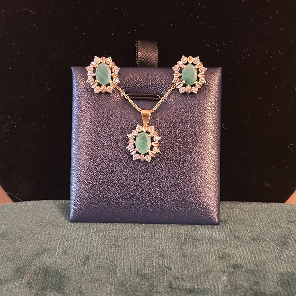 Genuine Emerald and Diamond pendant necklace and earrings set in 14k solid gold - Picture 3 of 8